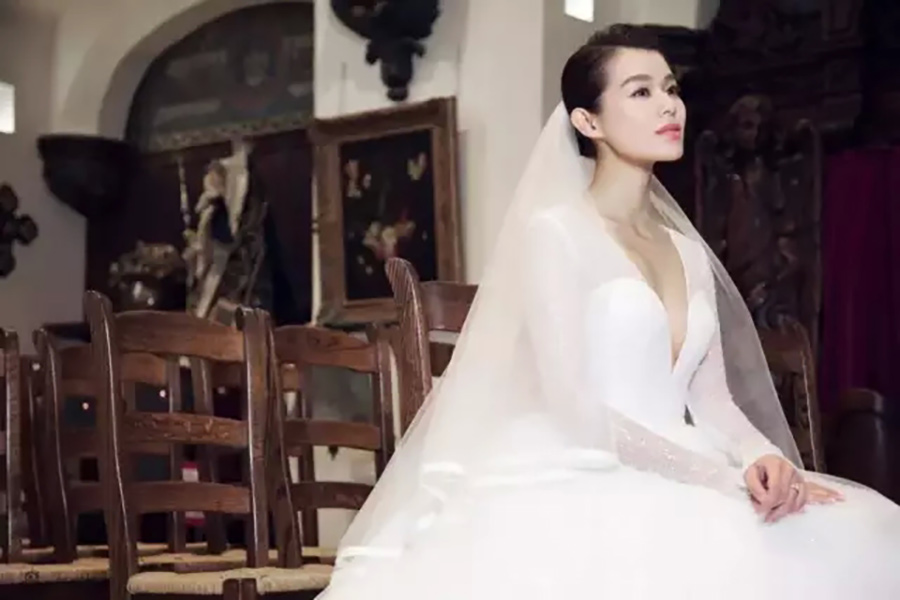 瞧！胡杏兒婚禮時(shí)的完美嫁衣